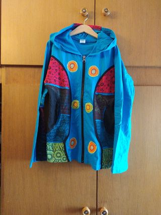 Chaqueta con capucha y cremallera