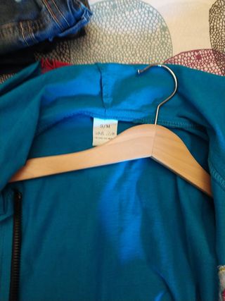 Chaqueta con capucha y cremallera