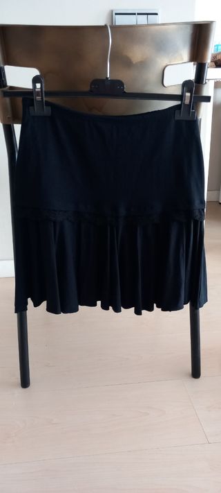 Minifalda gótica negra con encaje