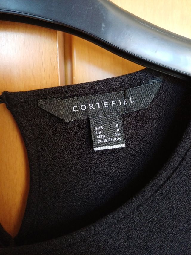 Blusa negra CORTFIEL con perlas