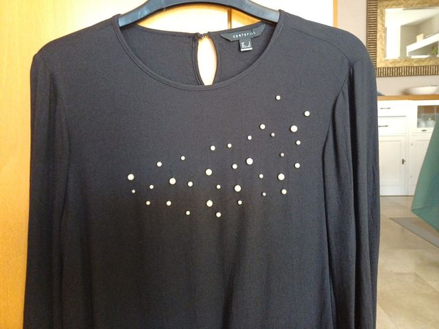 Blusa negra CORTFIEL con perlas