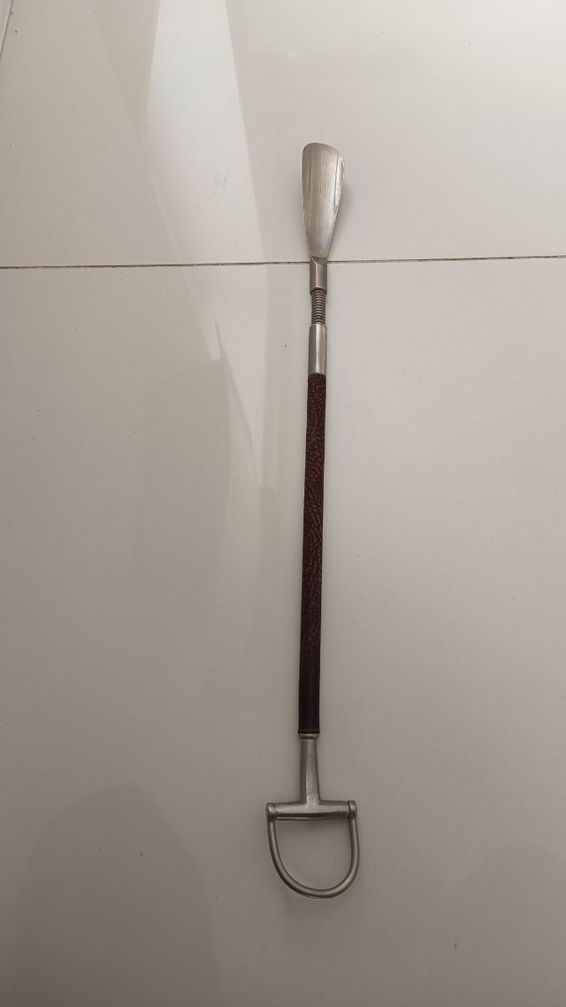 Calzascarpe in metallo e pelle con molla