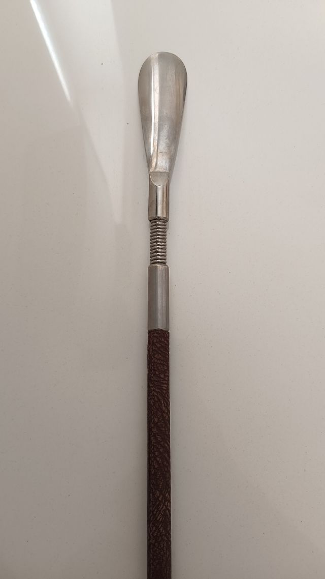 Calzascarpe in metallo e pelle con molla