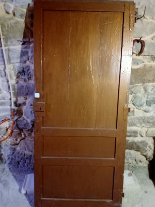 Puerta de madera marrón