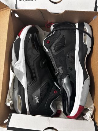 Zapatillas Jordan Negras y Rojas