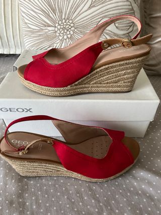 Sandalias Geox cuña rojas y detalle piel.