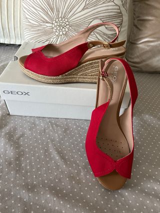 Sandalias Geox cuña rojas y detalle piel.