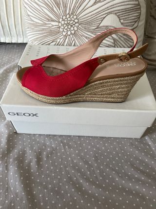 Sandalias Geox cuña rojas y detalle piel.