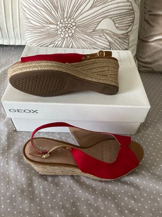 Sandalias Geox cuña rojas y detalle piel.