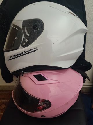 Casco de moto blanco y rosa