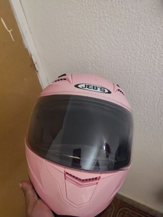 Casco de moto blanco y rosa