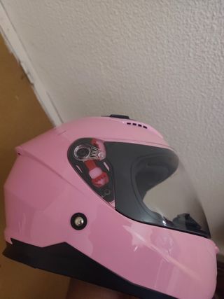 Casco de moto blanco y rosa