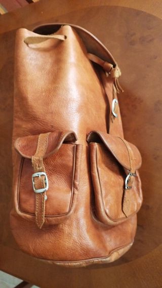 Mochila de cuero marrón
