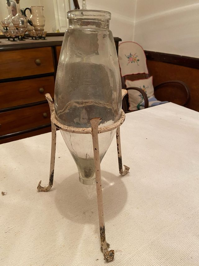 Jarrón de vidrio antiguo forma tinaja