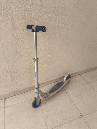 Patinete plateado