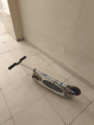 Patinete plateado