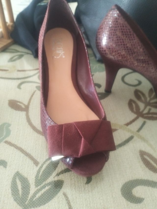 Zapatos de tacón burdeos con lazo