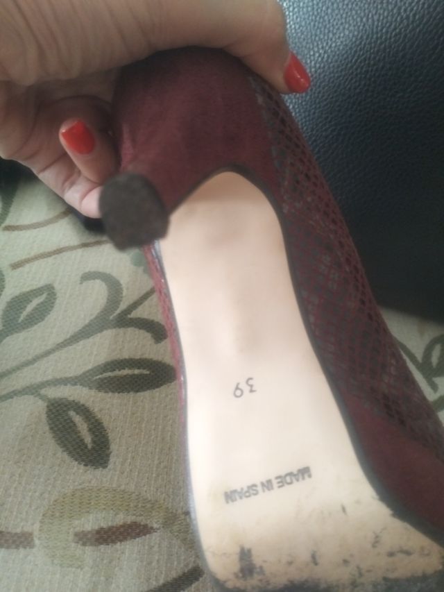 Zapatos de tacón burdeos con lazo