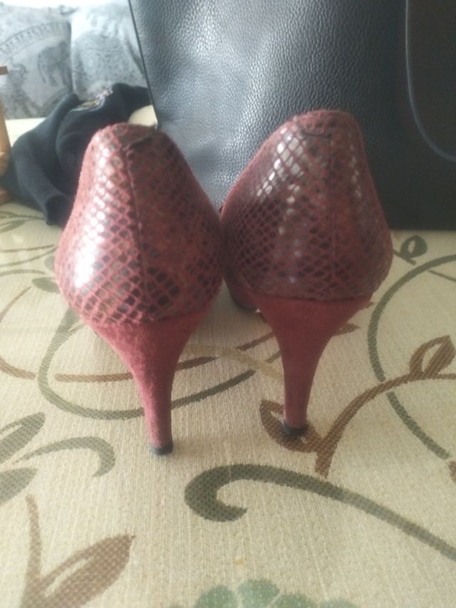 Zapatos de tacón burdeos con lazo