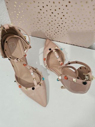 Zapatos de salón rosa nude con tachuelas