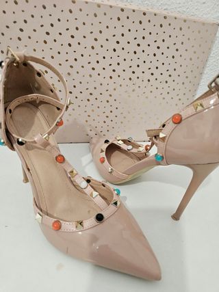 Zapatos de salón rosa nude con tachuelas