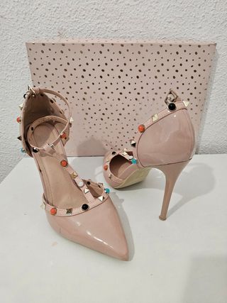 Zapatos de salón rosa nude con tachuelas
