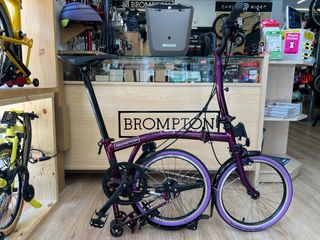Bicicleta plegable Brompton morada