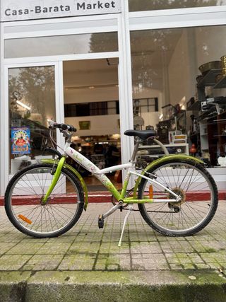 Bicicleta infantil verde y blanca