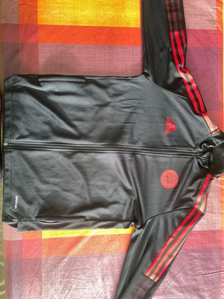 Chaqueta Adidas Negra y Roja Bayern de munich