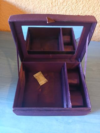 Caja de joyas con espejo