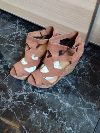 Sandalias de cuña marrones