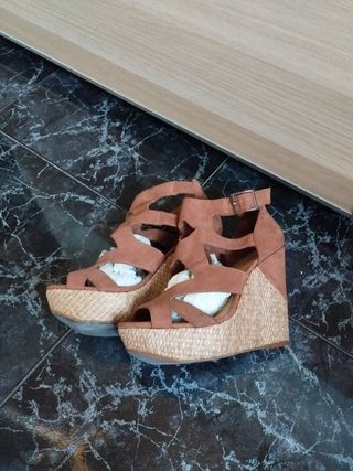 Sandalias de cuña marrones