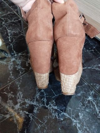 Sandalias de cuña marrones
