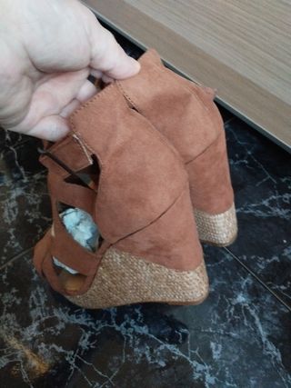 Sandalias de cuña marrones