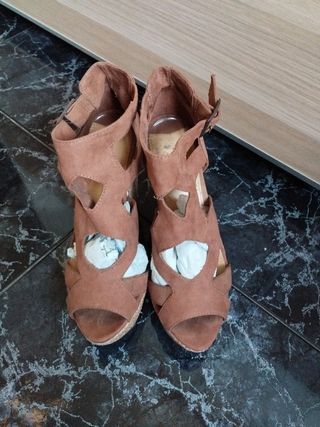 Sandalias de cuña marrones