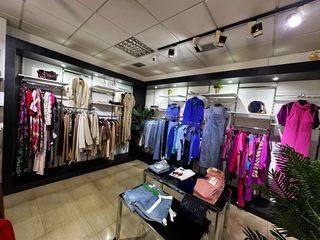 Percheros metálicos, colgadores de ropa