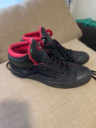 Zapatillas Converse Negras y Rojas