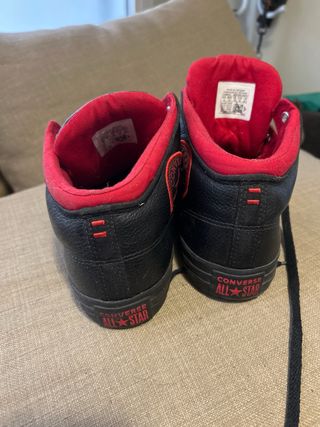 Zapatillas Converse Negras y Rojas