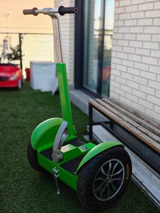 Patinete o hoverboard estilo Segway. 