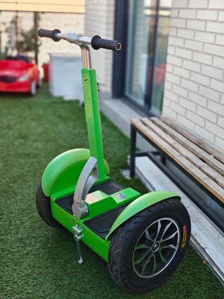 Patinete o hoverboard estilo Segway. 