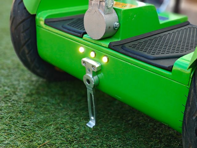 Patinete o hoverboard estilo Segway.