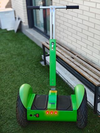 Patinete o hoverboard estilo Segway. 