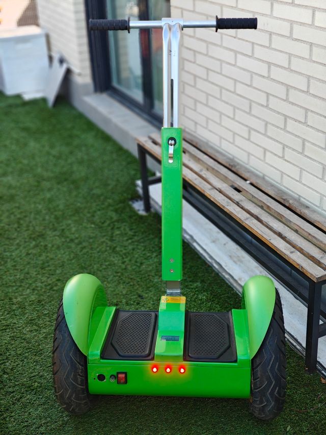 Patinete o hoverboard estilo Segway.