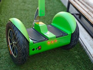 Patinete o hoverboard estilo Segway. 