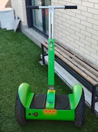 Patinete o hoverboard estilo Segway. 