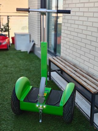 Patinete o hoverboard estilo Segway. 