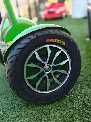 Patinete o hoverboard estilo Segway. 