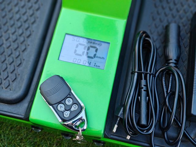 Patinete o hoverboard estilo Segway.