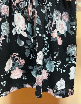 Vestido floral negro con cordón