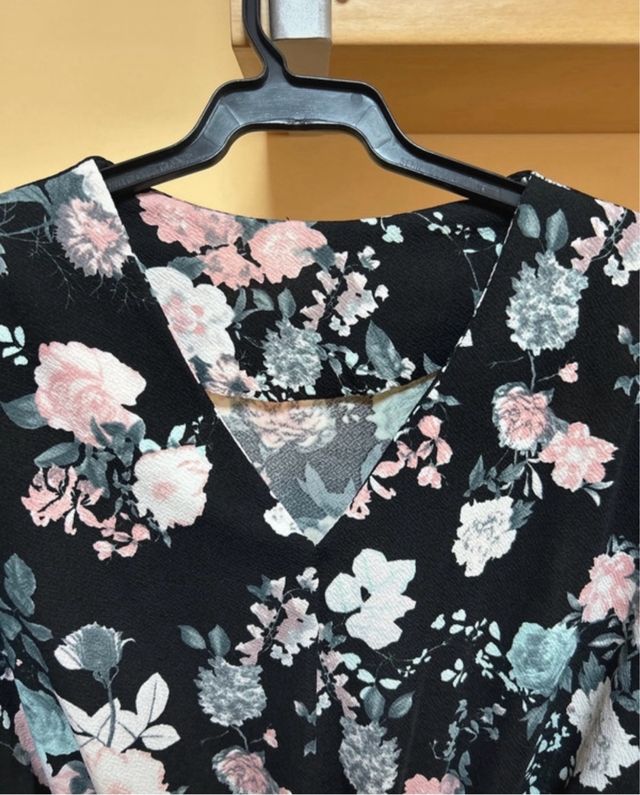 Vestido floral negro con cordón